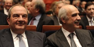 Γνωστός ηθοποιός του «Τατουάζ» ποζάρει με Καραμανλή-Μεϊμαράκη(Φωτογραφία: EUROKINISSI//ΤΑΤΙΑΝΑ ΜΠΟΛΑΡΗ)