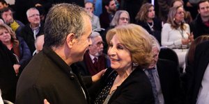 Η Αννα Καραμάνου (δεξιά) χαιρετά θερμά τον Στ. Θεοδωράκη -Φωτογραφία: EUROKINISSI/ΧΡΗΣΤΟΣ ΜΠΟΝΗΣ