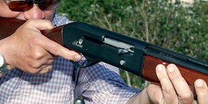 Παραδόθηκε ο 65χρονος που πυροβόλησε το γιο του