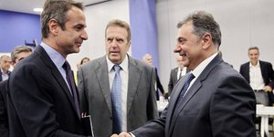 Ο απερχόμενος πρόεδρος της ΕΣΕΕ Β. Κορκίδης (δεξιά) με τον Κυριάκο Μητσοτάκη (αριστερά) -Φωτογραφία αρχείου: EUROKINISSI/ ΓΙΑΝΝΗΣ ΠΑΝΑΓΟΠΟΥΛΟΣ