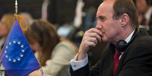 Στην Αθήνα ο άνθρωπος που ετοιμάζεται να «δικάσει» την Τρόικα