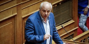Ο Νίκος Καραθανασόπουλος στο βήμα της Βουλής / Φωτογραφία: EUROKINISSI