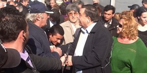 Τρόφιμα και ρούχα στον κόσμο μοίρασε ο Καρατζαφέρης [βίντεο]