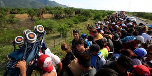 καραβάνι με μετανάστες/Φωτογραφία: AP