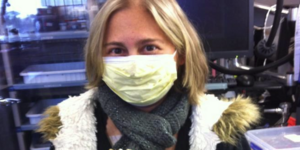 Απίστευτο: Χειρουργήθηκε και φωτογραφήθηκε με την καρδιά της στα χέρια [εικόνα]