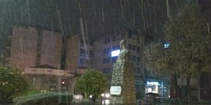 Χιονίζει από τα ξημερώματα στην Καρδίτσα