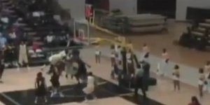 Πήδηξε μπροστά από την βολή και κάρφωσε πάνω από τον αντίπαλο του [βίντεο]