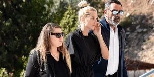 Η Βικτώρια Καρύδα στην κηδεία του άνδρα της