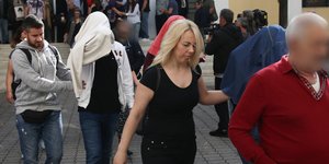 Οι συλληφθέντες οδηγούνται στον ανακριτή / Φωτογραφία: Intimenews/ΛΙΑΚΟΣ ΓΙΑΝΝΗΣ