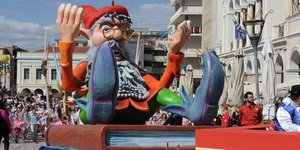 Παραμύθια και σοκολατοπόλεμος στο καρναβάλι των «μικρών»