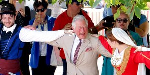 Ο πρίγκιπας Κάρολος χορεύει στην Κρήτη /Φωτογραφία: Intime News