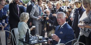 Κάρολος και Καμίλα απόλαυσαν τον καφέ τους στο κέντρο της Αθήνας / Φωτογραφία: EUROKINISSI/ΘΑΝΑΣΗΣ ΔΗΜΟΠΟΥΛΟΣ