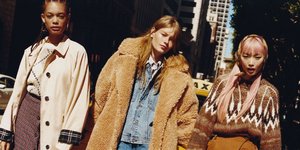 Μοντέλα ποζάρουν στο φακό/ Φωτογραφία: Pull & Bear