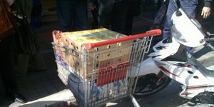 Μηχανάκι τράκαρε με καρότσι σούπερ μάρκετ [βίντεο]