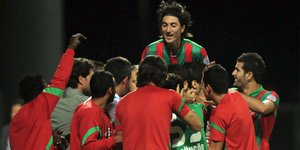 Απίθανο γκολ με εκτέλεση φάουλ από τα 40 μέτρα [βίντεο]