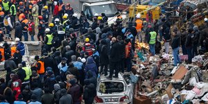 Σωστικά συνεργεία συνεχίζουν τις έρευνες για τυχόν εγκλωβισμένους (Φωτογραφία: ΑΡ/Emrah Gurel)