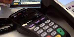 Αγορές με POS / Φωτογραφία: Intimenews