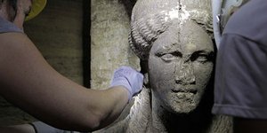 Η Αμφίπολη αποκαλύπτει τα μυστικά της -Βρέθηκαν δύο Καρυάτιδες εξαιρετικής τέχνη