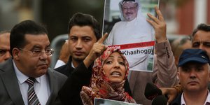 Η βραβευμένη με Νόμπελ Ειρήνης το 2011 ακτιβίστρια  Ταβακόλ Καρμάν διαδηλώνει έξω από το προξενείο της Σ. Αραβίας στην Κων/πολη (Φωτογραφία: ΑΡ/Lefteris Pitarakis)