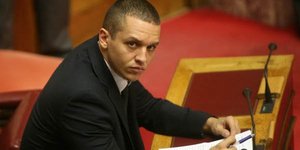 Ο Κασιδιάρης τώρα κάνει το καλό παιδί...: Στη ΧΑ διαγράφουμε όσα μέλη χτυπούν αλ