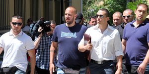 Μετά το κρυφτό ο Κασιδιάρης έκανε επίδειξη δύναμης παρέα με τα λεβεντόπαιδα