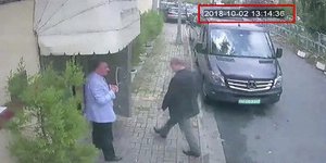 Ο Κασόγκι τη στιγμή που μπήκε στο προξενείο/ Φωτογραφία: AP- Hurriyet