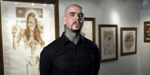 Ζωγραφίζει χρησιμοποιώντας ως μπογιά... το αίμα του [εικόνες]