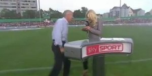 Ομορφη παρουσιάστρια βράχηκε από το ποτιστικό σύστημα του γηπέδου [βίντεο]