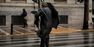 Ανδρας στην βροχή/ Φωτογραφία: Eurokinissi- ΛΥΔΙΑ ΣΙΩΡΗ
