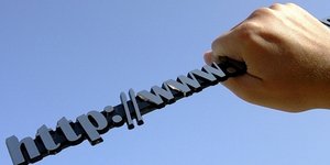 Αιτήσεις για εταιρικές διευθύνσεις στο ίντερνετ μέχρι τα... μεσάνυχτα