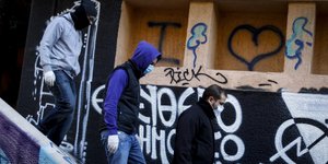 Στιγμιότυπο από τις έρευνες της ΕΛ.ΑΣ. στο κτίριο (Φωτογραφία: EUROKINISSI/ΓΙΩΡΓΟΣ ΚΟΝΤΑΡΙΝΗΣ)