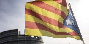 Τη Δευτέρα πιθανόν η ανακήρυξη της ανεξαρτησίας της Καταλονίας (Φωτογραφία: AP/ Jean-Francois Badias)