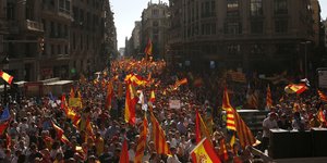 Μαζική διαδήλωση κατά της ανεξαρτησίας στη Βαρκελώνη (Φωτογραφία: AP/ Francisco Seco)