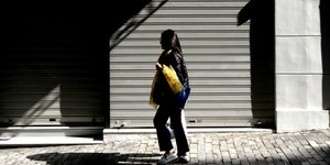 Περικοπές στα έξοδά τους συνεχίζουν να κάνουν επτά στους δέκα καταναλωτές/Φωτογραφία: Eurokinissi