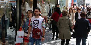Κόσμος έξω από καταστήματα (Φωτο: ΜΟΤΙΟΝΤΕΑΜ/ΤΡΥΨΑΝΗ ΦΑΝΗ)