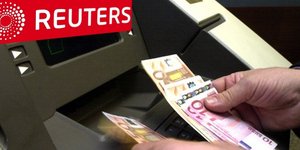 Reuters: Δεν «σηκώνουν» μόνο οι Έλληνες τα χρήματά τους