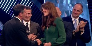 Η εγκυμονούσα Κέιτ Μίντλετον σε ρόλο παρουσιάστριας βραβείων [εικόνες & βίντεο]