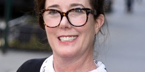 H Κate Spade ποζάρει στον φακό/ Φωτογραφία: Splash