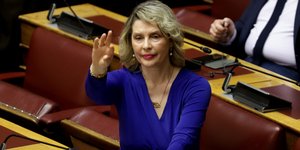 Η Κατερίνα Παπακώστα κατά τη ψήφιση της Συμφωνίας των Πρεσπών / Φωτογραφία: EUROKINISSI