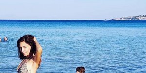 Η Κατερίνα Παπουτσάκη με μαγιό στη θάλασσα