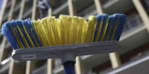 Απάνθρωπη χαρακτηρίζει την ποινή της καθαρίστριας που πλατογράφησε το πτυχίο δημοτικού η Ενωση για τα Δικαιώματα του Ανθρώπου- φωτογραφία intimenews