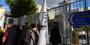 Συγκέντρωση διαμαρτυρίας έξω από το υπουργείο Δικαιοσύνης για την ποινή που επεβλήθη στην καθαρίστρια/ Φωτογραφία αρχείου: Eurokinissi