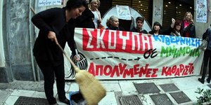 Δεν υποχωρούν οι καθαρίστριες -Δεν κάνει πίσω το υπουργείο Οικονομικών
