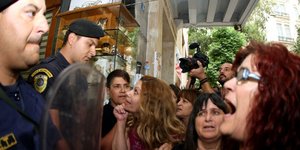 Στα χέρια ήρθαν οι καθαρίστριες και τα ΜΑΤ -Οι αστυνομικοί προσπάθησαν να τις δι