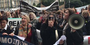 Καθαρίστριες έξω από το ΥΠΕΣ