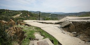 κόπηκε στα δύο ο δρόμος/Φωτογραφία αρχείου: Eurokinissi