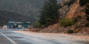 Κατολίσθηση σε δρόμο της Κρήτης (Φωτο: Eurokinissi)