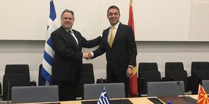 Ο Γιώργος Κατρούγκαλος με τον Νικολά Ντιμιτρόφ/ Φωτογραφία: Twitter