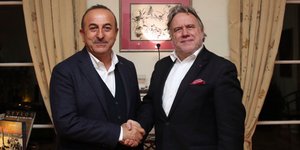 Ο Μεβλούτ Τσαβούσογλου με τον Γιώργο Κατρούγκαλο σε παλαιότερη συνάντηση / Φωτογραφία: AP Images