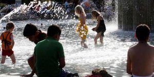 Οι γιατροί συμβουλεύουν τους πολίτες πώς να προστατευτούν από τον καύσωνα [λίστα